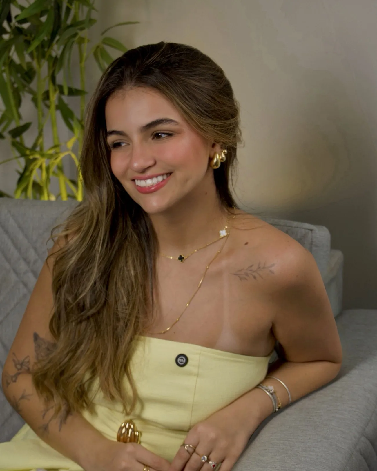 Dra. Amanda Miranda sorrindo, sentada numa poltrona