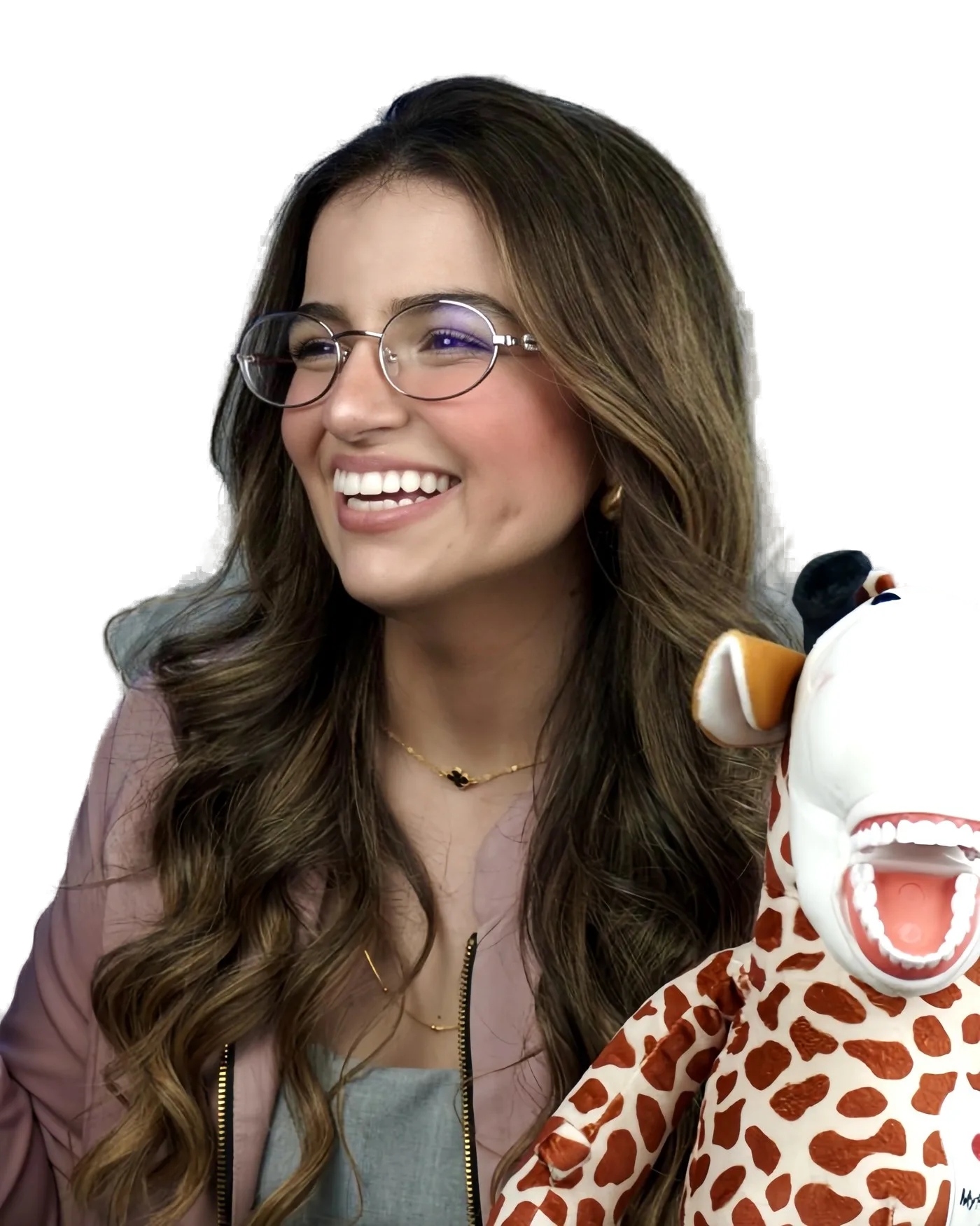 Dra. Amanda Miranda sorrindo, de óculos, ao lado de uma girafa de pelúcia com dentes